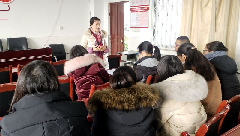 李老师传达教科研年会内容.jpg
